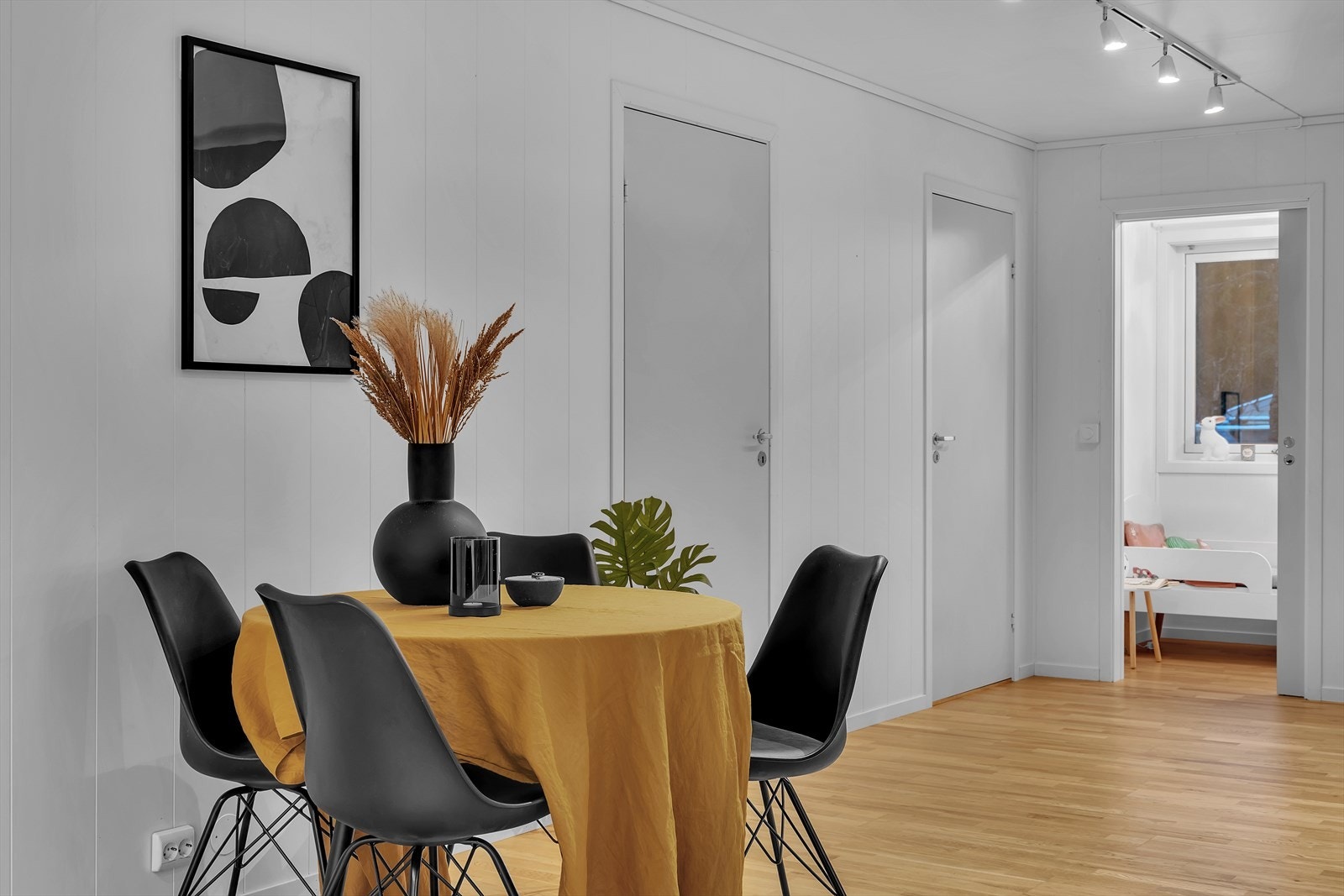 God plass til spisebord ved kjøkken Galleribilde