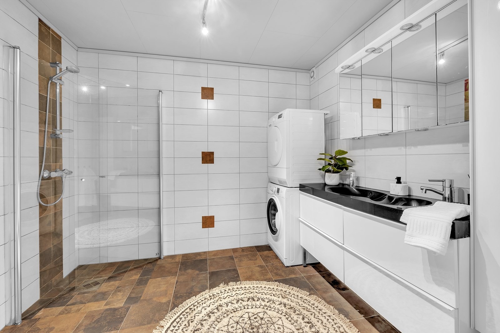 Flott fliselagt bad med varmekabler Galleribilde