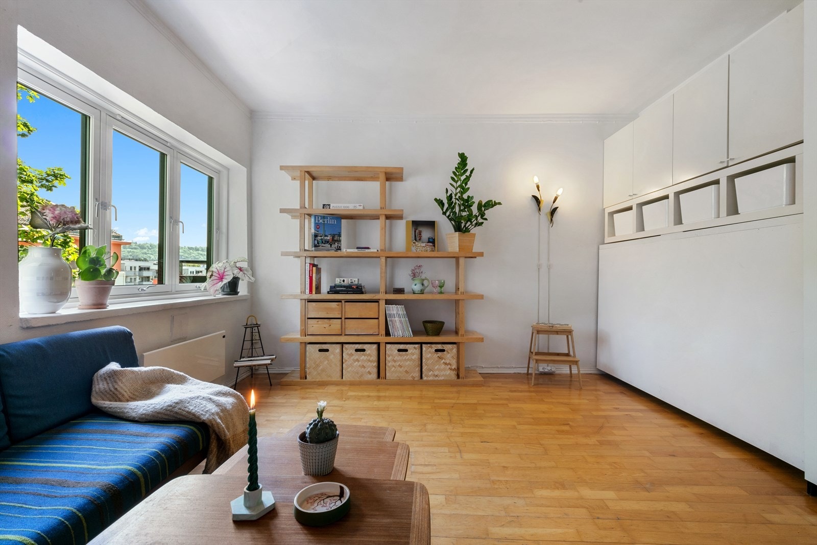 Leiligheten ligger godt til i byggets femte etasje med store fine vindusoverflater. Galleribilde