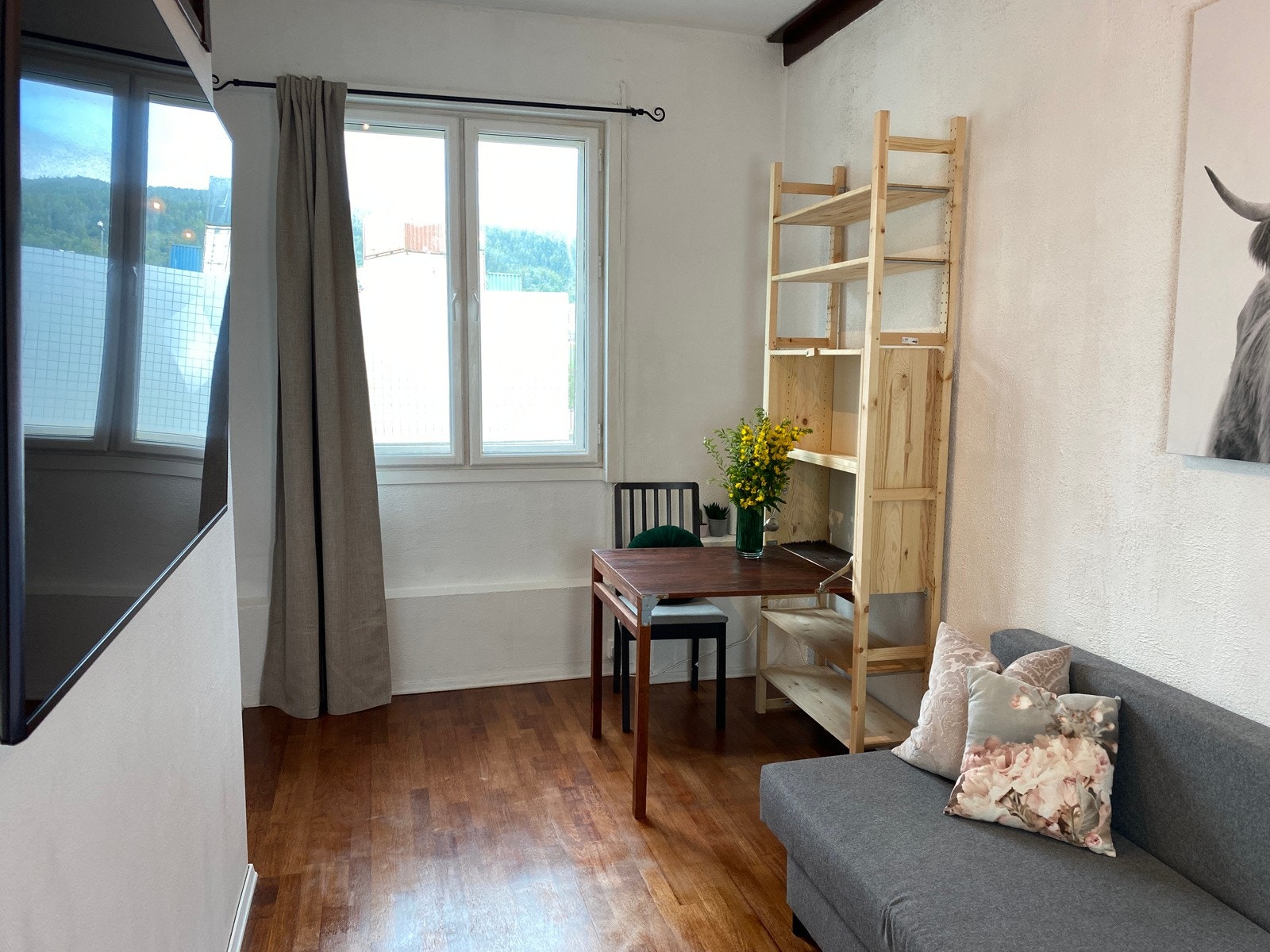 Proaktiv Eiendomsmegling - Innebygget spisebord i bokhyllen for maksimal utnyttelse av plassen Galleribilde