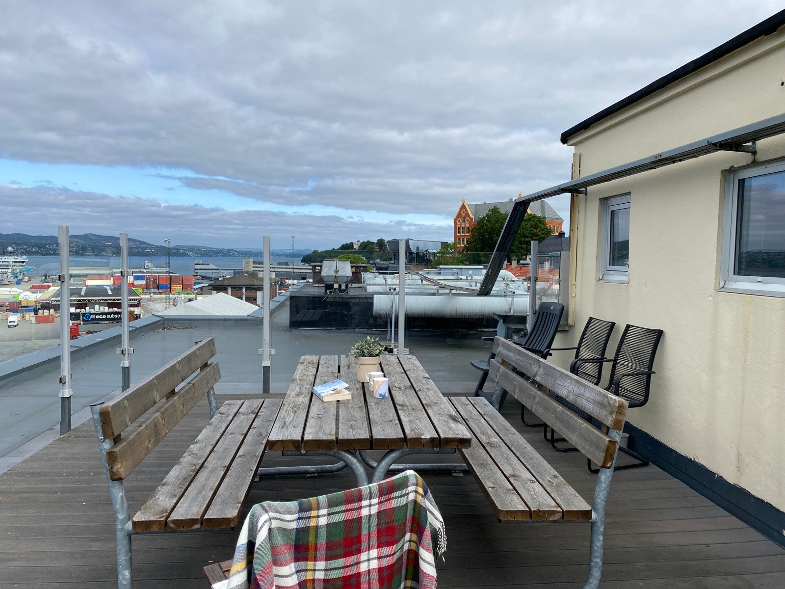 Felles takterrasse med utsikt over Puddefjorden, Det juridiske fakultet og Laksevåg Galleribilde