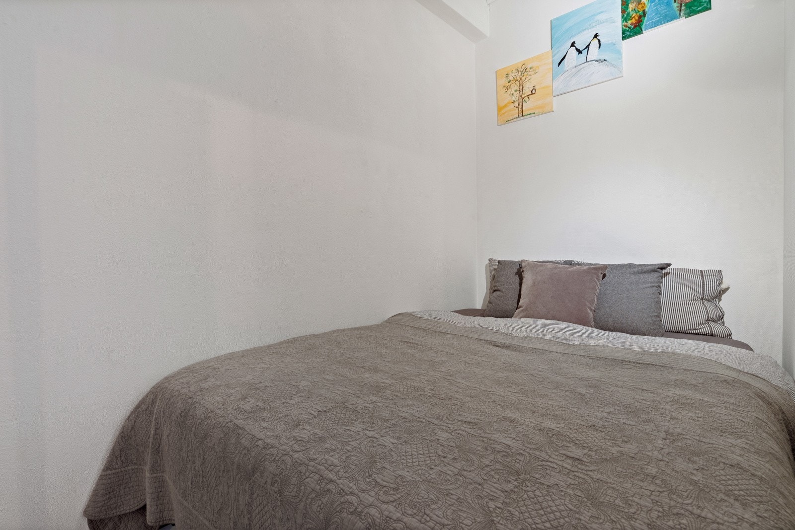 Proaktiv Eiendomsmegling - En seng på 160 cm passer perfekt på sovealkoven Galleribilde