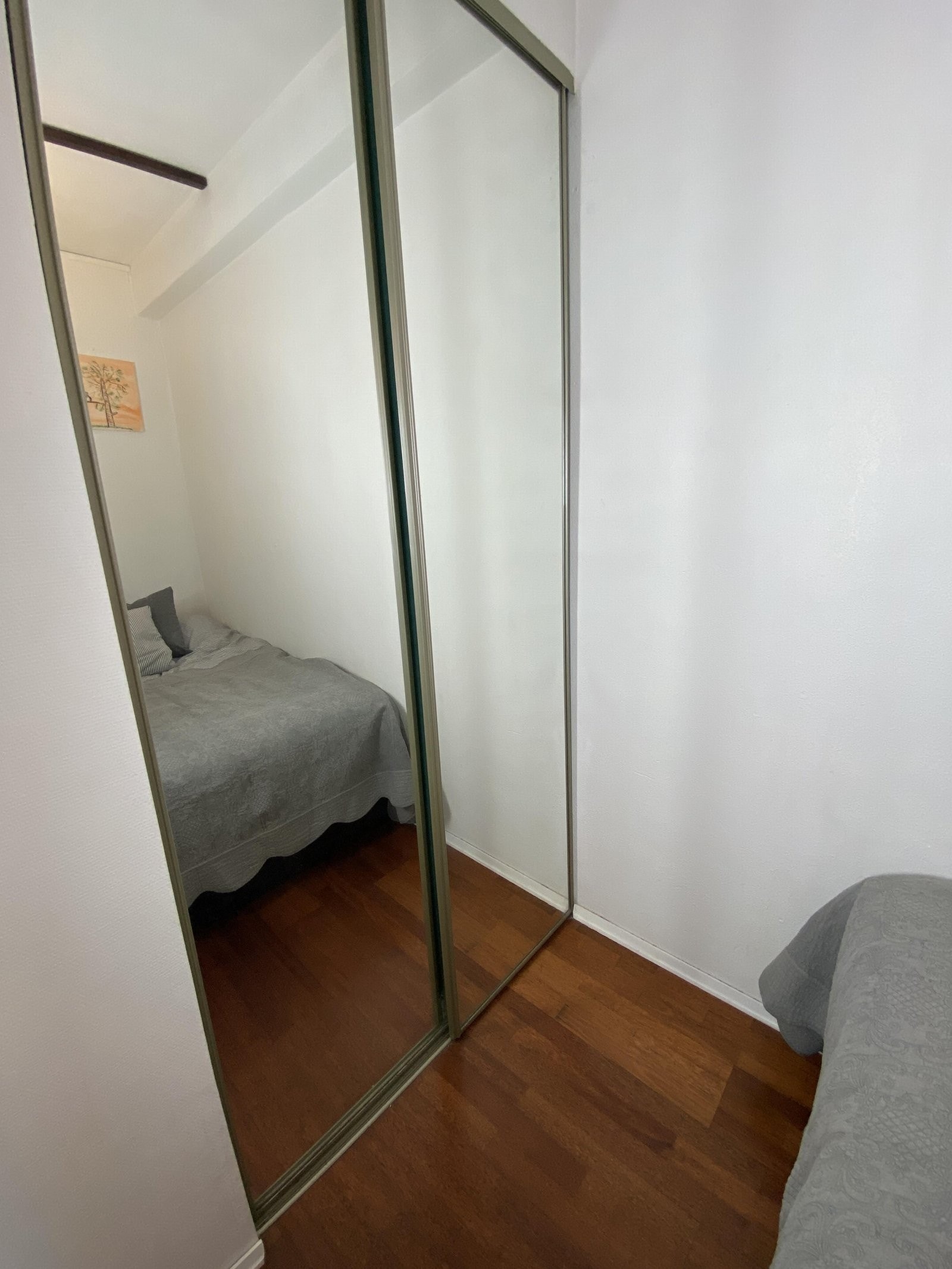 Proaktiv Eiendomsmegling - Garderobeskap med speildører på soverom medfølger Galleribilde