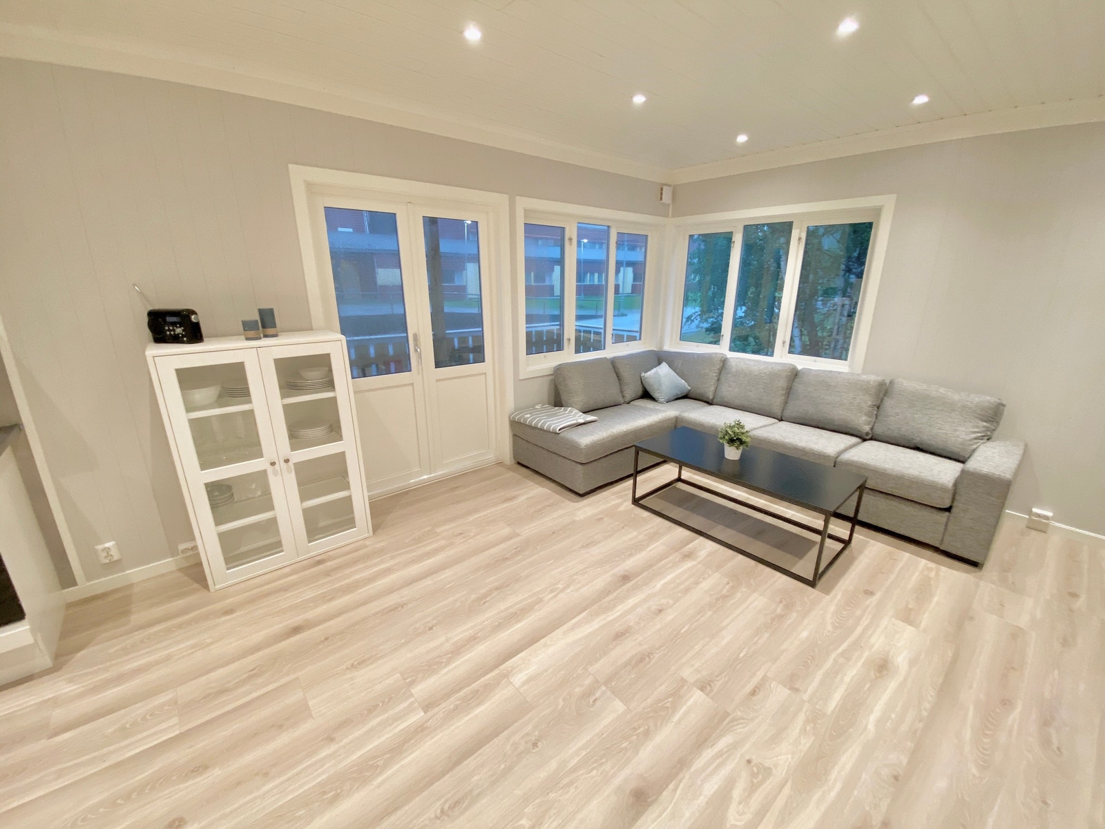 Romslig stue med utgang til balkong Galleribilde