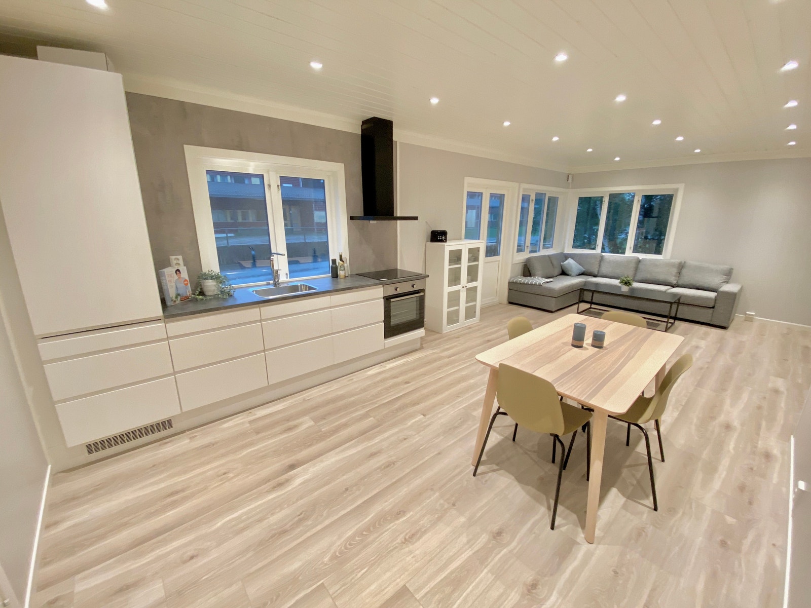 Kjøkken med god spiseplass Galleribilde