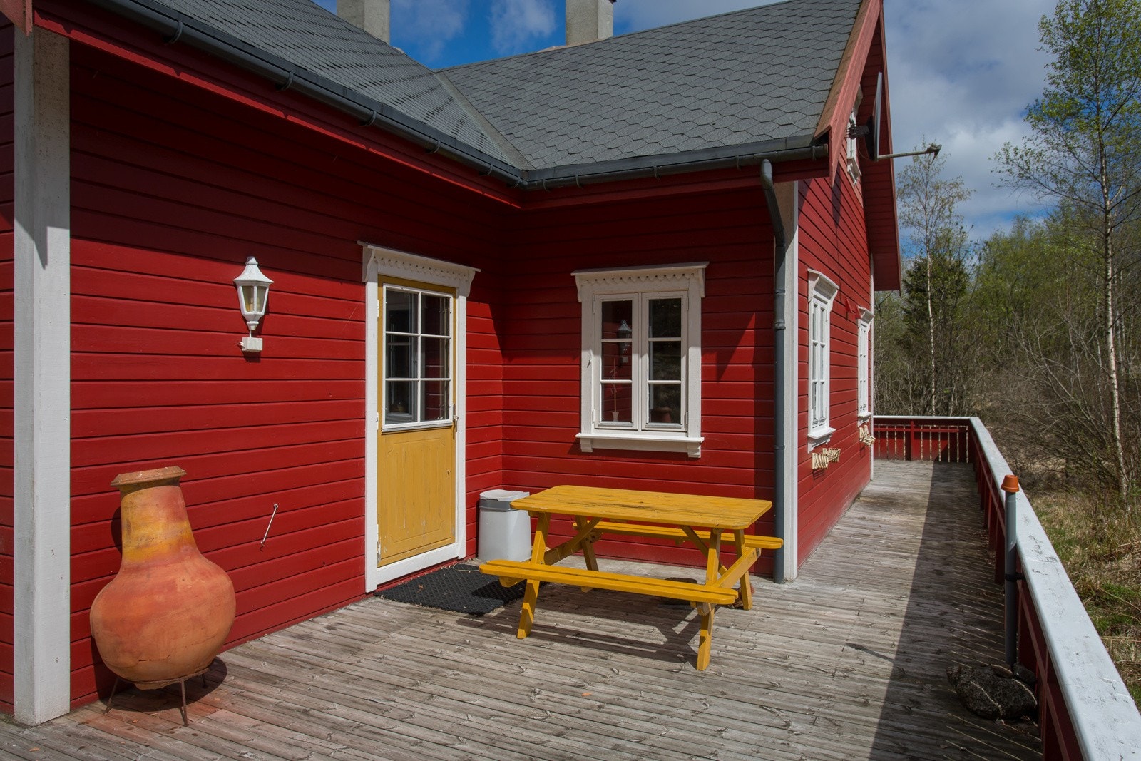 Stor og solrik terrasse Galleribilde