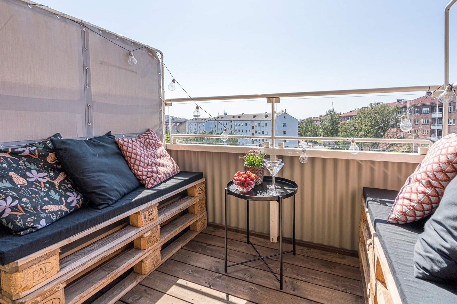 Fra stuen har du utgang til en sydvestvendt balkong på 4,5 m² med gode solforhold. Galleribilde