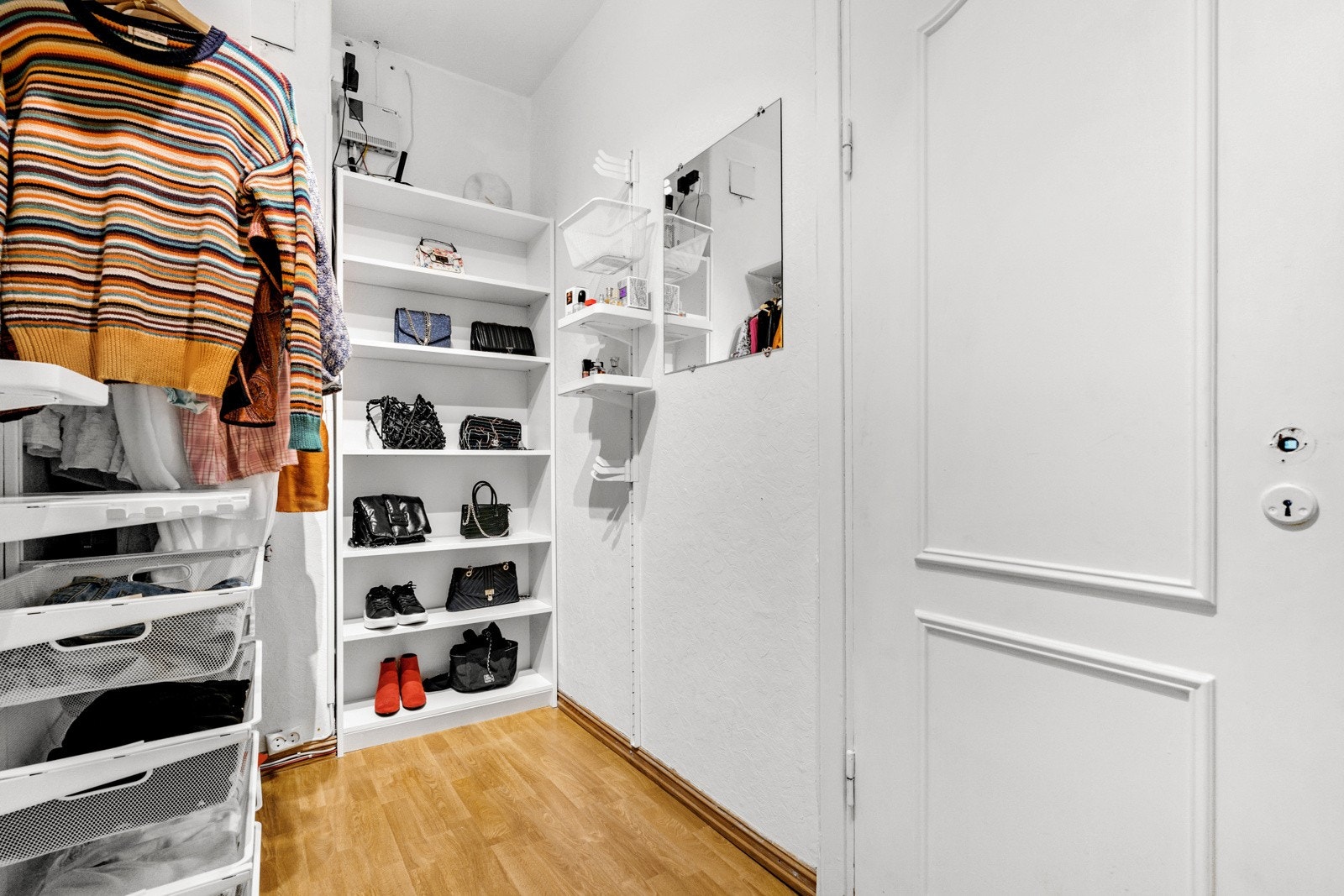 Mellom soverommene har en et praktisk walk-in garderobe på ca. 3 kvm som sikrer rikelig med oppbevaring for klær og sko. Galleribilde