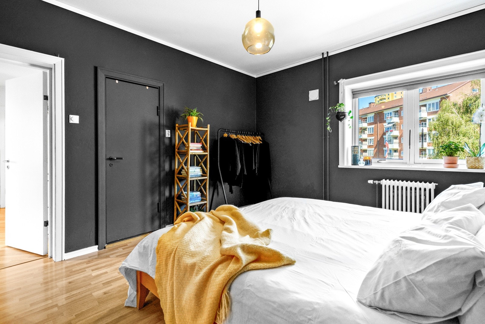 Soverommet har rikelig med plass for en stor dobbeltseng, nattbord og garderobe for oppbevaring. Galleribilde
