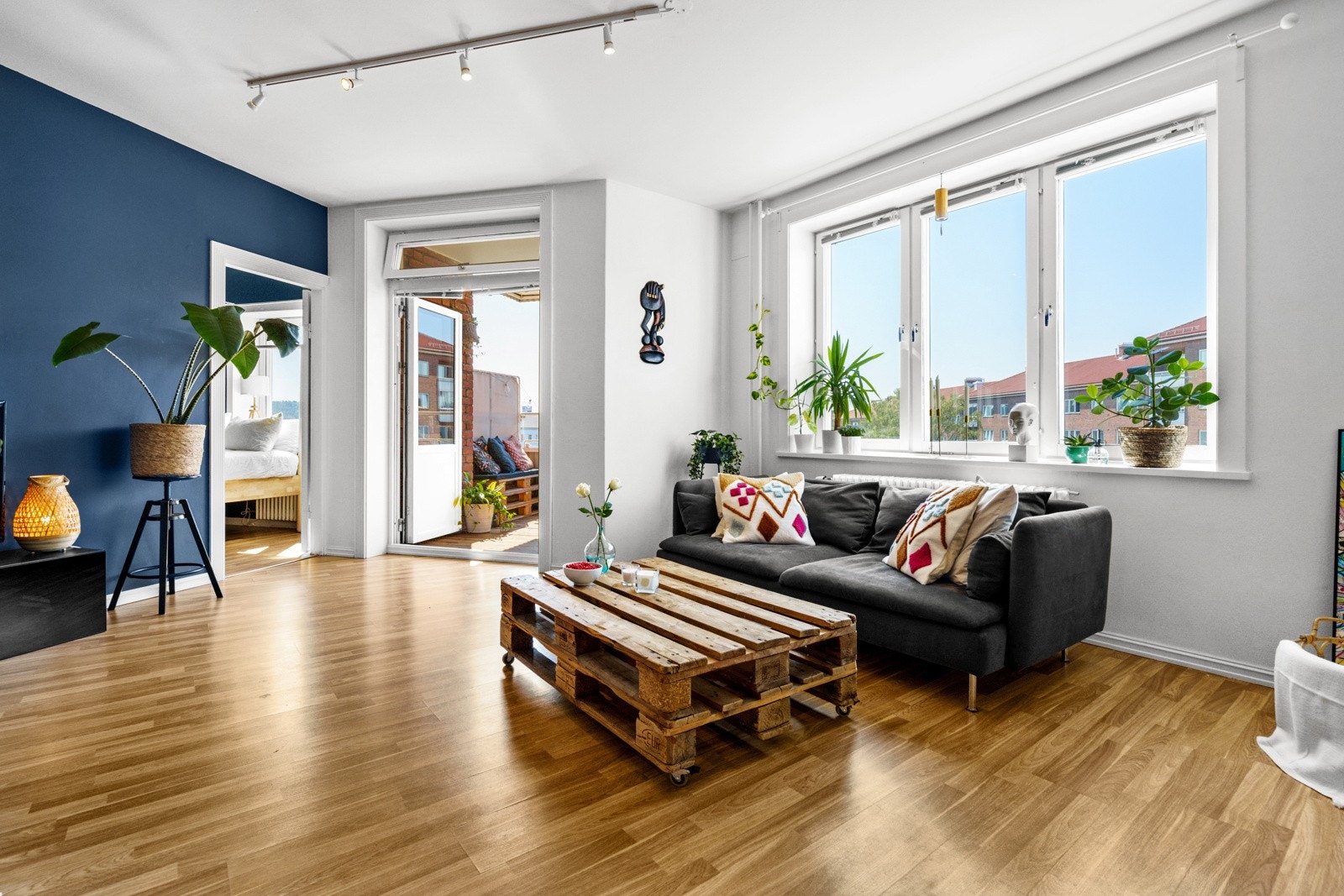 Stuen har en luftig og fin romløsning. Her er det enkelt å sette sitt eget preg på leiligheten med ønsket innredning og møblement. Galleribilde