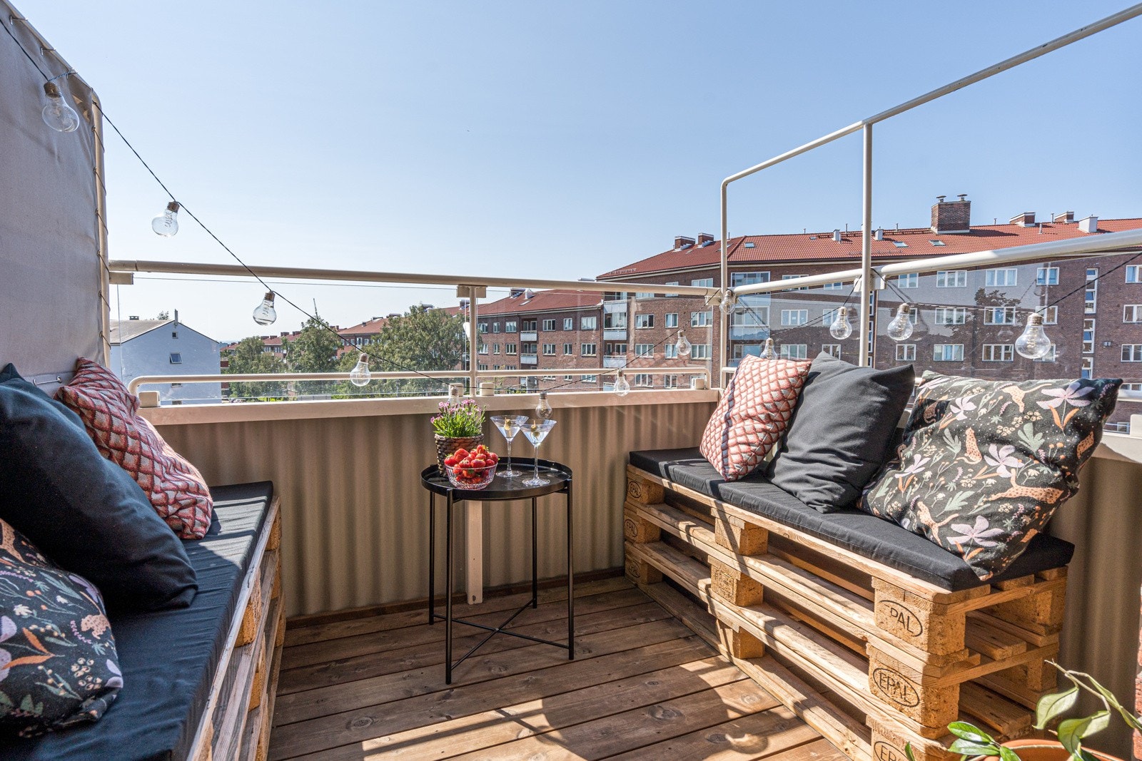 Dette er et hyggelig oppholdssted, og på sommerstid ligger alt til rette for å nyte noen hyggelige stunder her. Lag en koselig sittegruppe og nyt varme sommerdager! Galleribilde