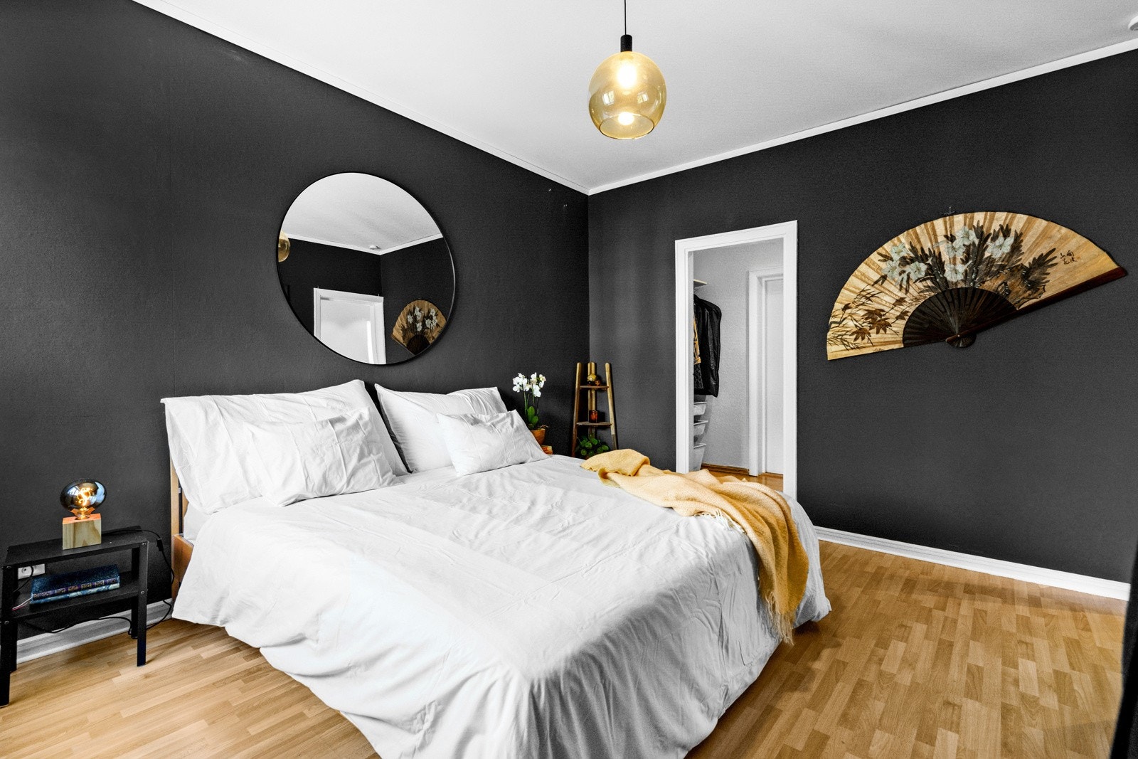 Tilgang til walk-in garderobe fra begge rommene. Galleribilde