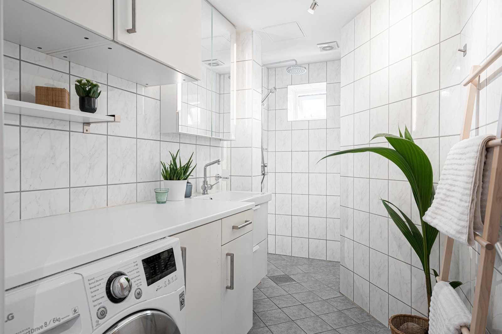 Badet finner du ved entréen, og dermed lett tilgjengelig for både gjester og leilighetens beboere. Varmekaler sørger for å gi ekstra komfort i hverdagen. Galleribilde
