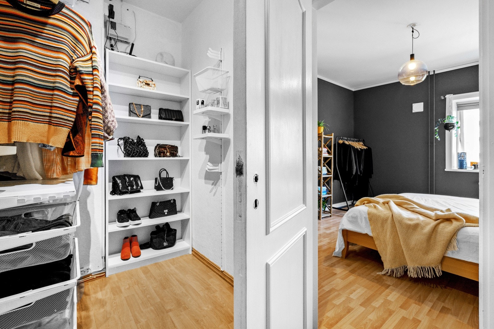 Walk-in garderobe og hovedsoverom. Galleribilde