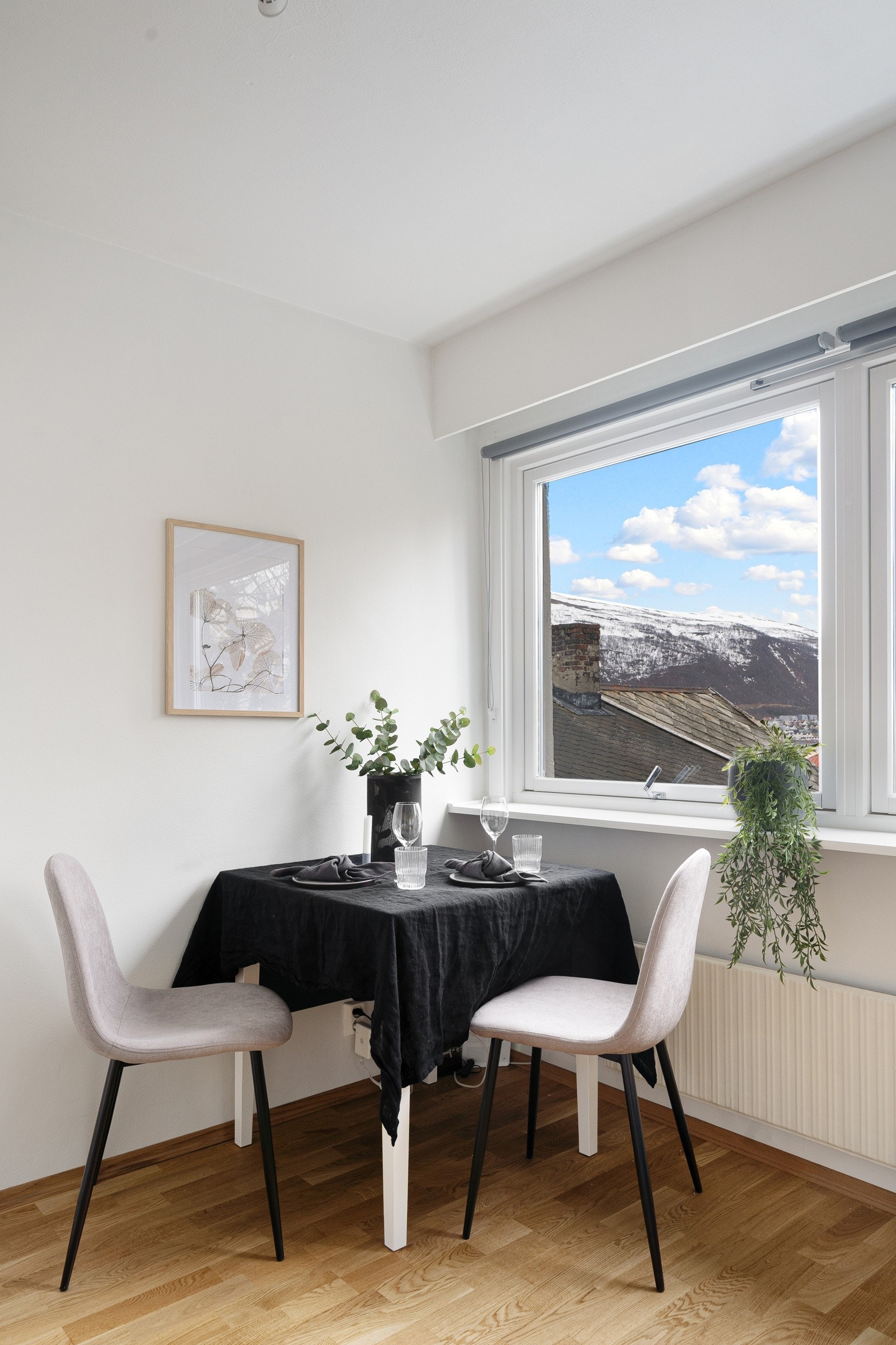 Spisebordet finner sin naturlige plass i hjørnet av rommet med kjøkkenet Galleribilde