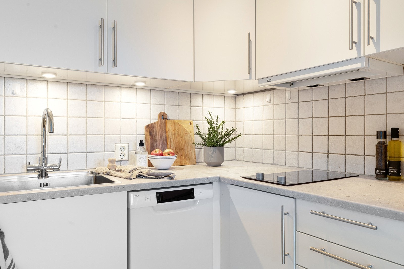 Integrerte hvitevarer som koketopp og kjøleskap. Innebygd oppvaskmaskin Galleribilde