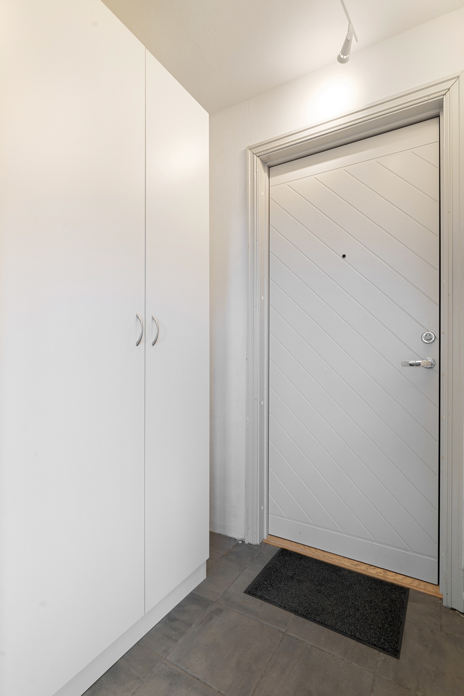 I entréen er det plass til å sette opp skap eller kommode for best oppbevaring av yttertøy Galleribilde