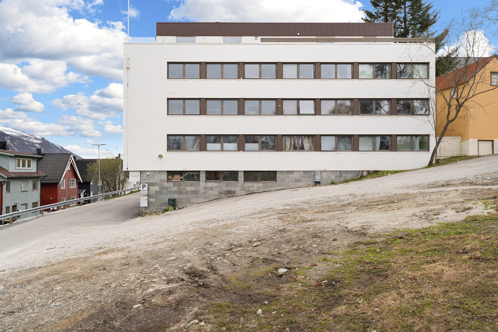 Nærme boligen er det dagligvare, kjøpesenter, treningssenter og bussforbindelse for å nevne noe Galleribilde