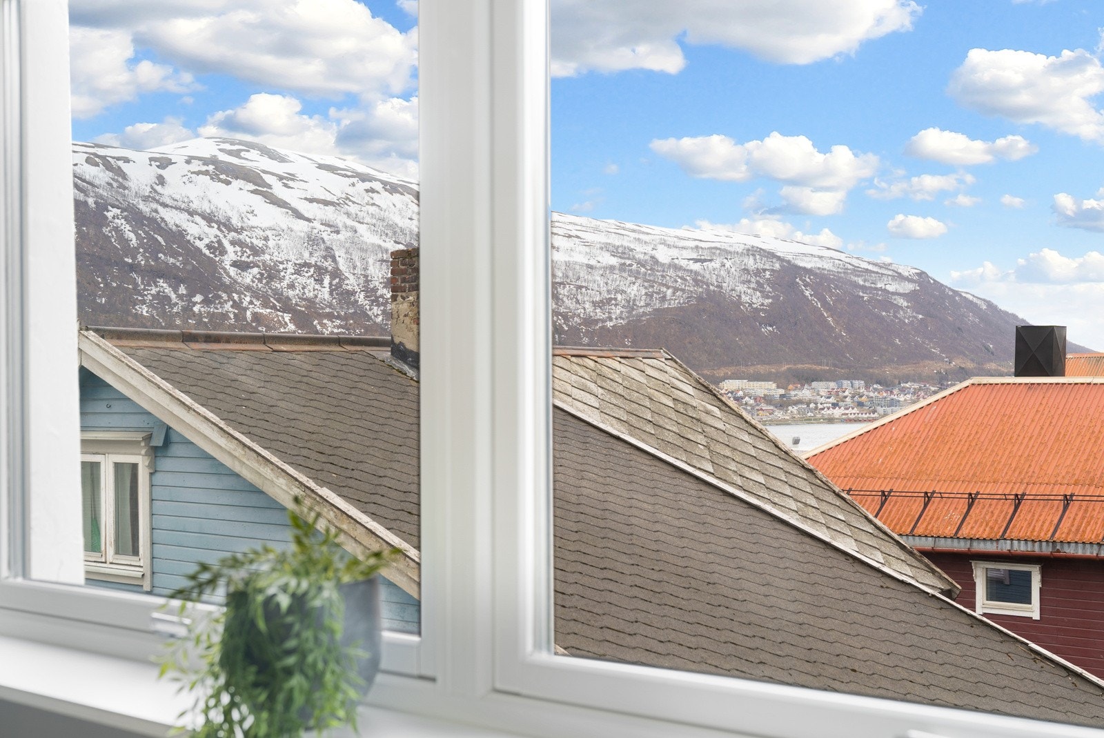 Her kan du nyte utsikt over nærmiljøet og over mot fastlandet Galleribilde