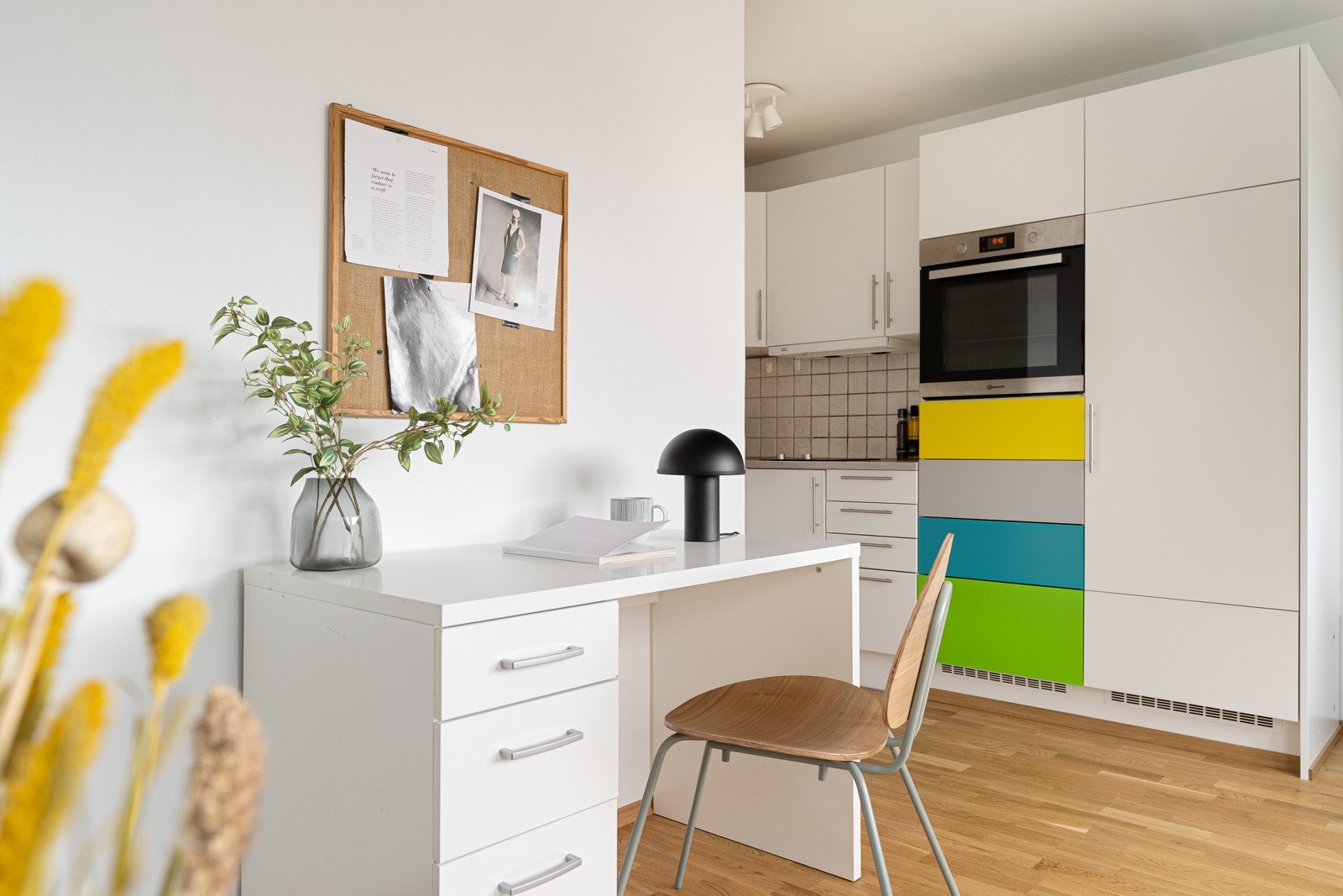 Mellom stue og kjøkken er det mulighet til å sette opp skrivebord eller oppbevaringsmøbel Galleribilde