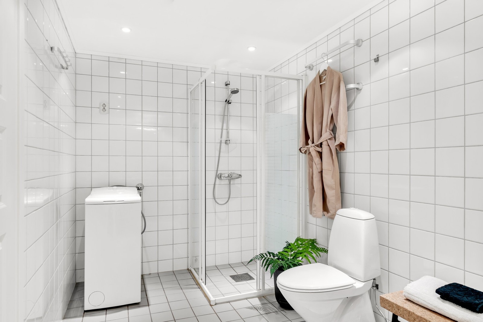 Det er god plass til vaskemaskin på badet. Galleribilde