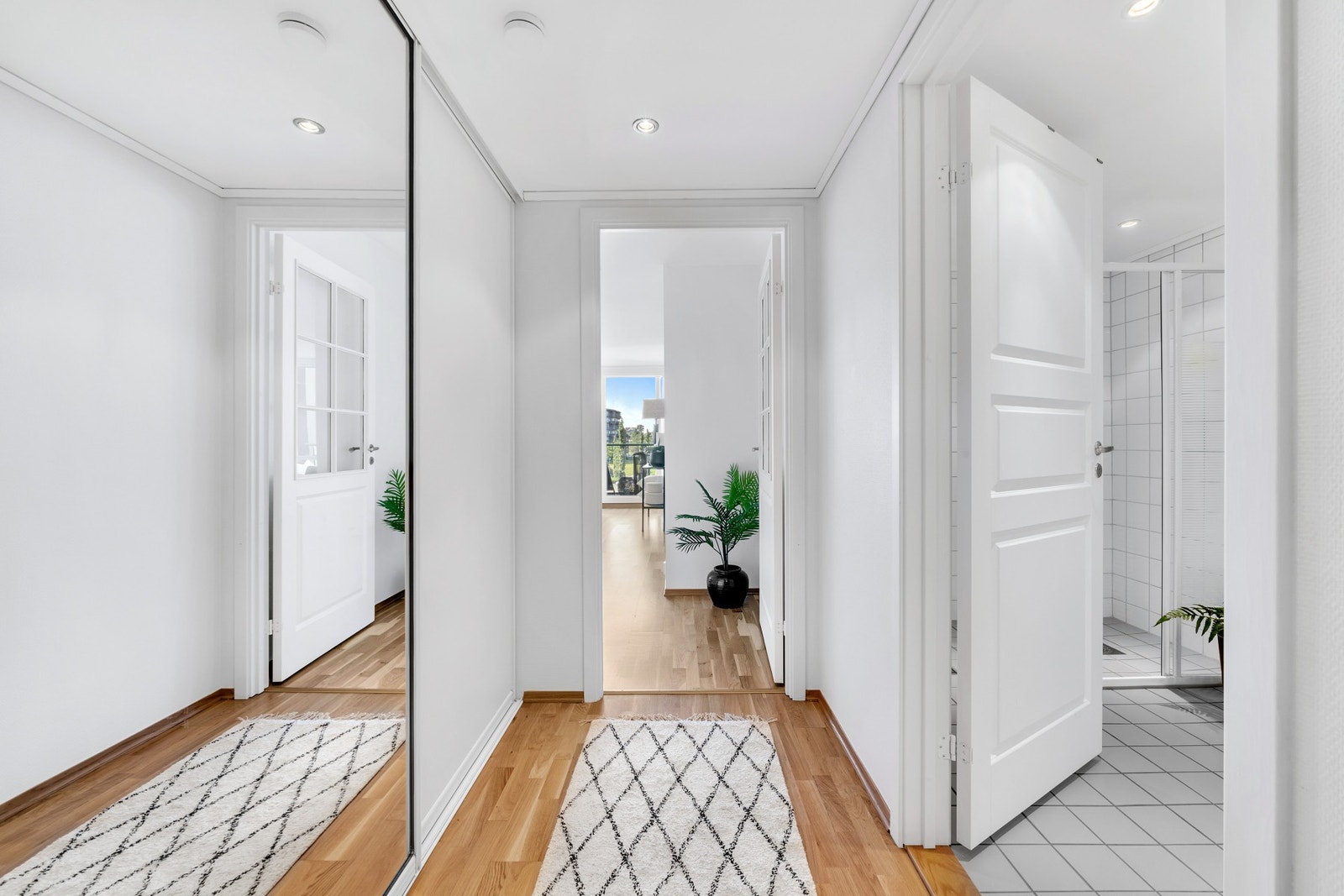 Romslig entré med god plass til skyvedørsgarderobe. Galleribilde