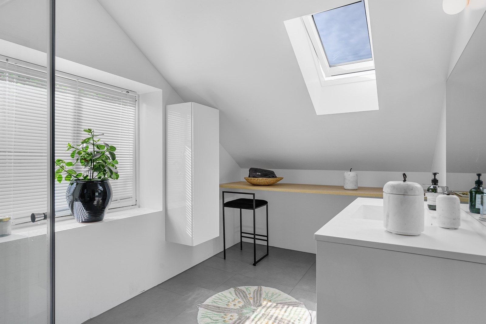 Badet er fra 2018 og framstår romslig med detaljer som benkeplate og skap på vegg for oppbevaring. Galleribilde