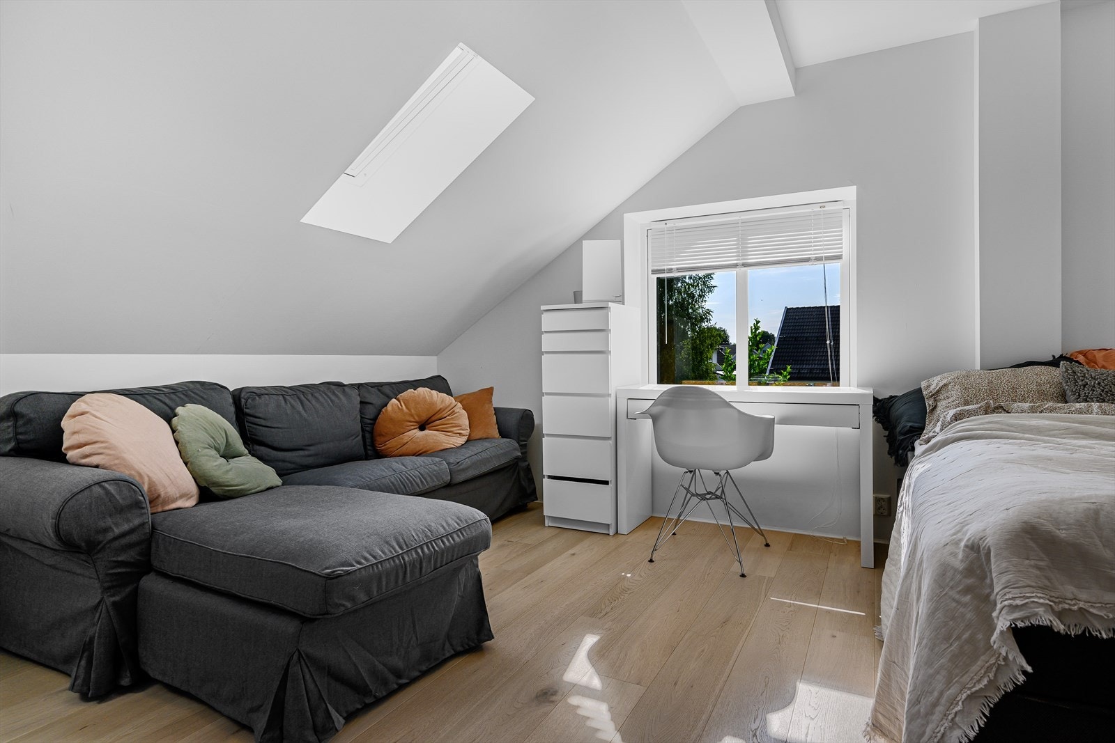 Soverom innredet med seng, sofa og kontorplass. Galleribilde