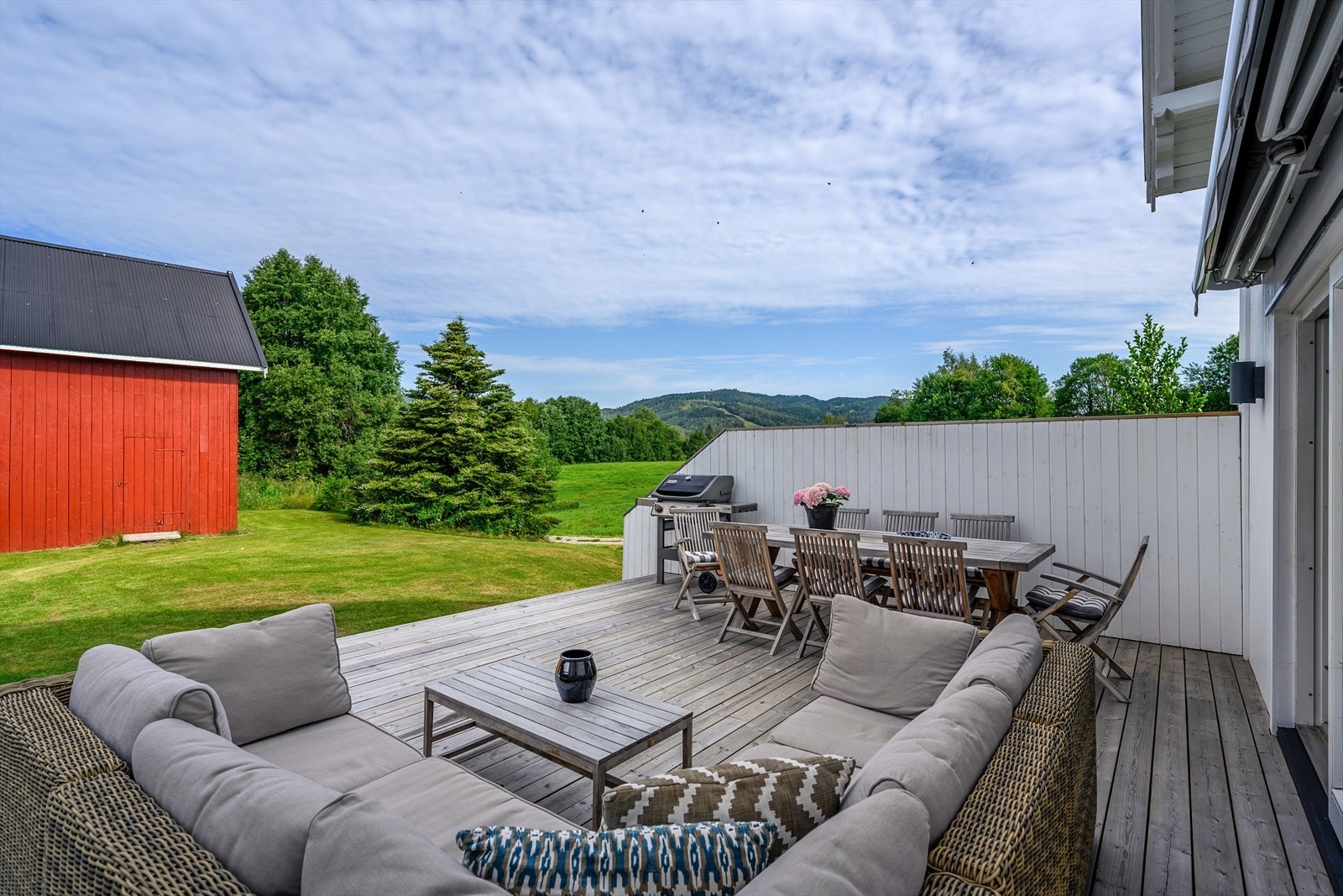 Nydelig og pent opparbeidet uteområde med hage, terrasse, låve og grusbelagt gårdsplass. Galleribilde