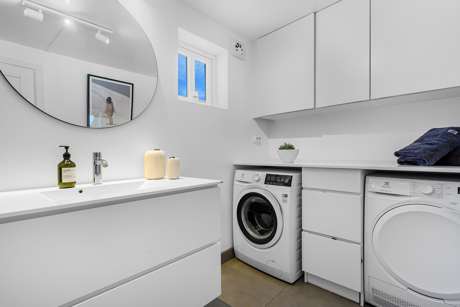 2 fine vinduer og praktisk oppbevaringsløsning som også gir rom for både vaskemaskin og tørketrommel. Badet var nytt i 2018. Galleribilde