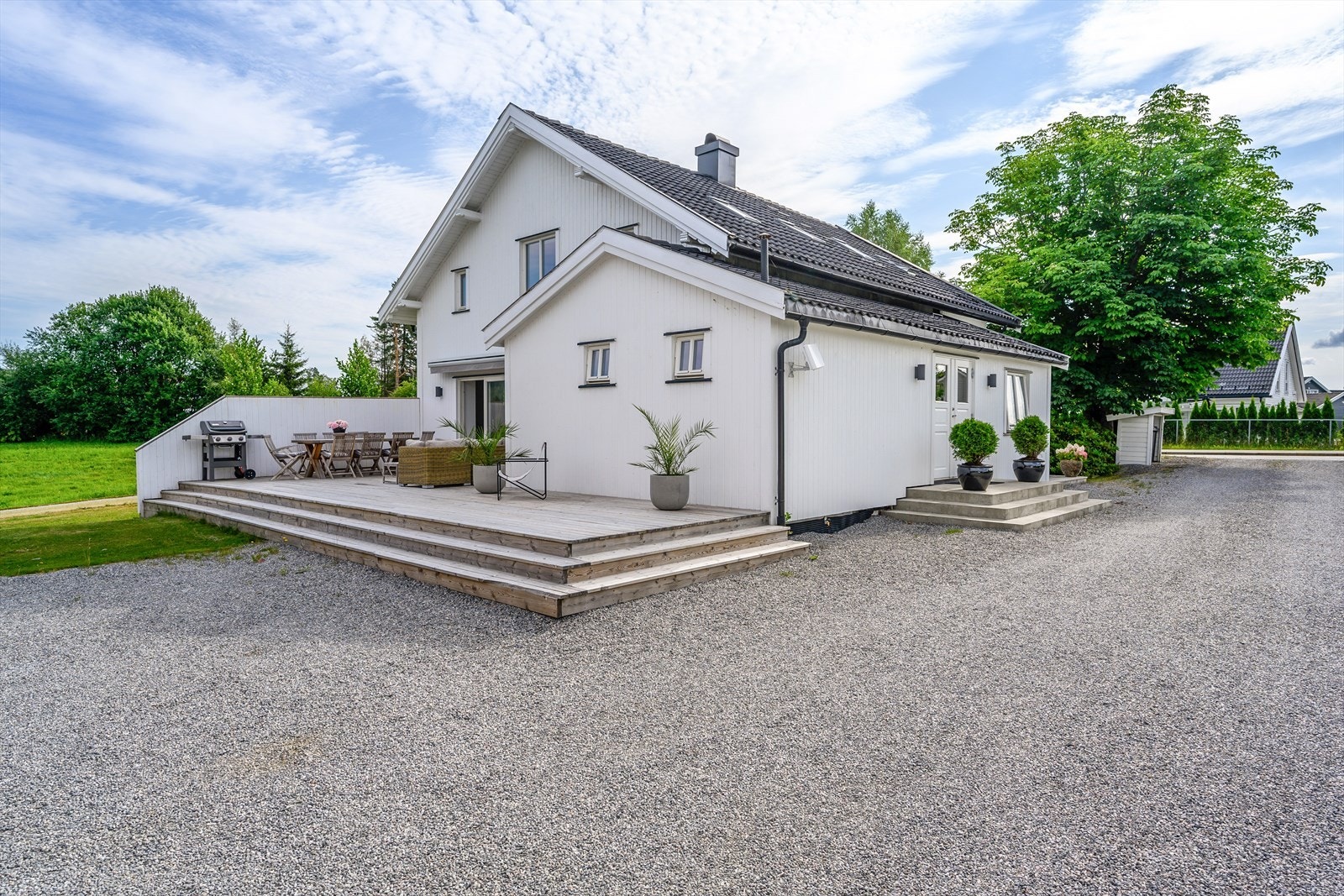 Flott inngangsparti og mulighet for parkering på gårdsplass. Galleribilde