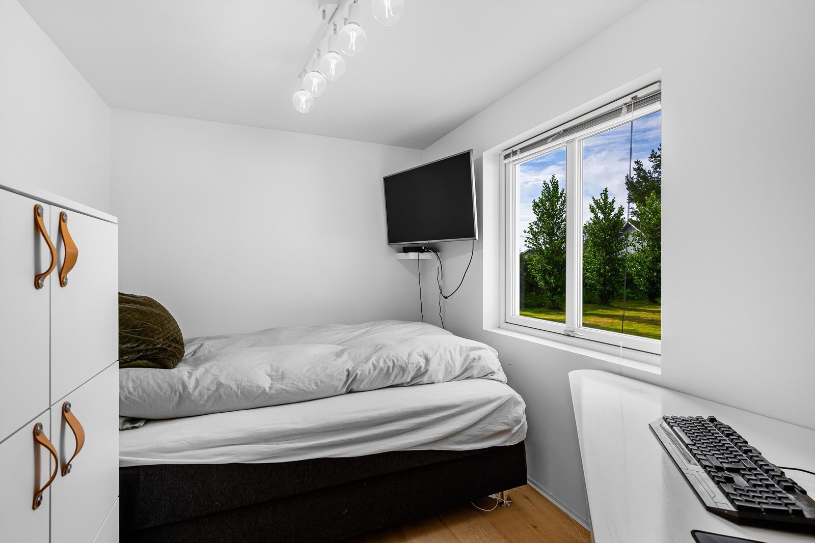 Romslig soverom perfekt for ungdommen i huset. Her er det plass til seng, oppbevaring og kontorplass. Galleribilde