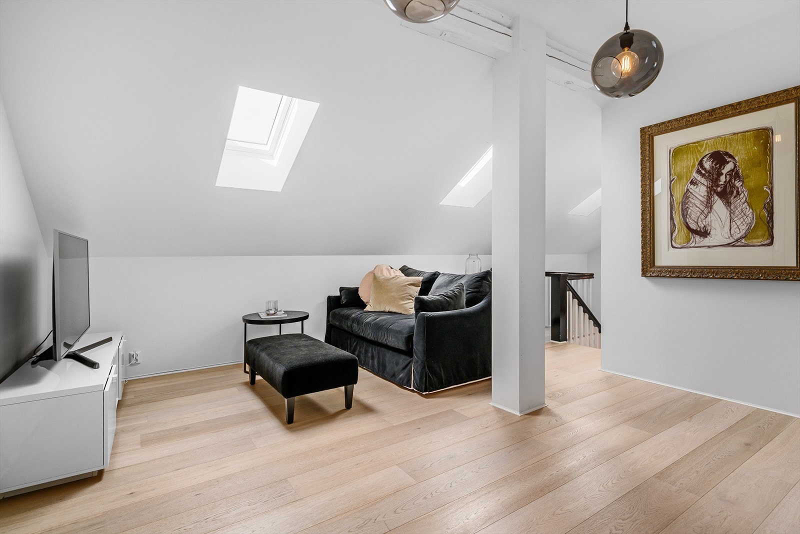 Loftstuen er i dag benyttet som TV-stue. Dette er et flott område som også kan benyttes som lekerom eller som et sted å trekke seg litt tilbake. Galleribilde