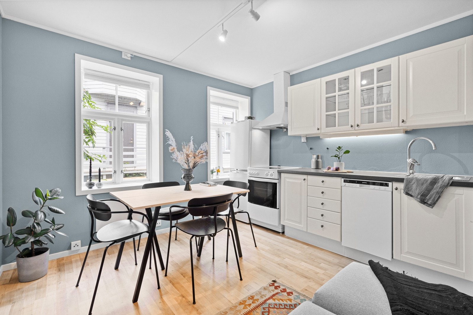 Store vindusflater setter et lyst og luftig preg på rommet Galleribilde