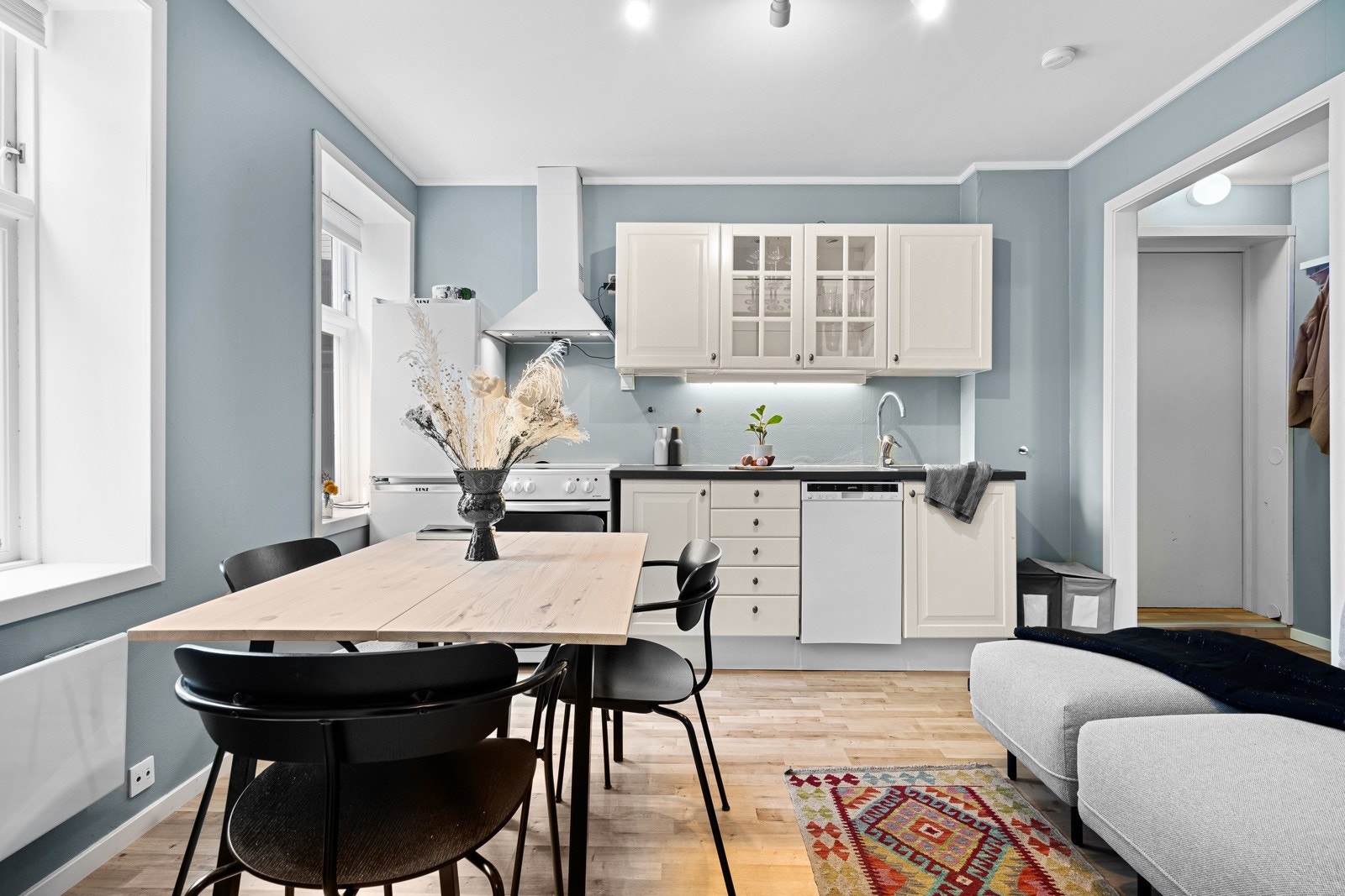 Leiligheten har en flott og romslig stue- og kjøkkenløsning på 11,5 kvm Galleribilde