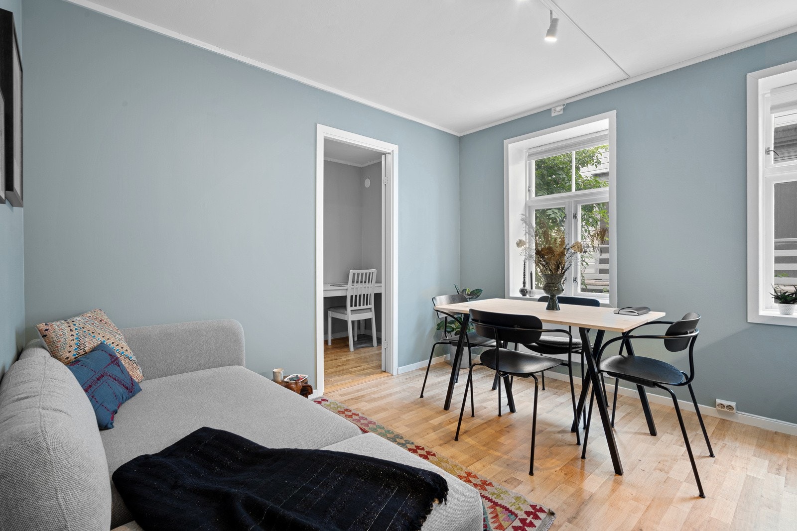 Leiligheten har en gjennomgående moderne standard med tidsriktige fargevalg og 3-stavs eikeparkett Galleribilde