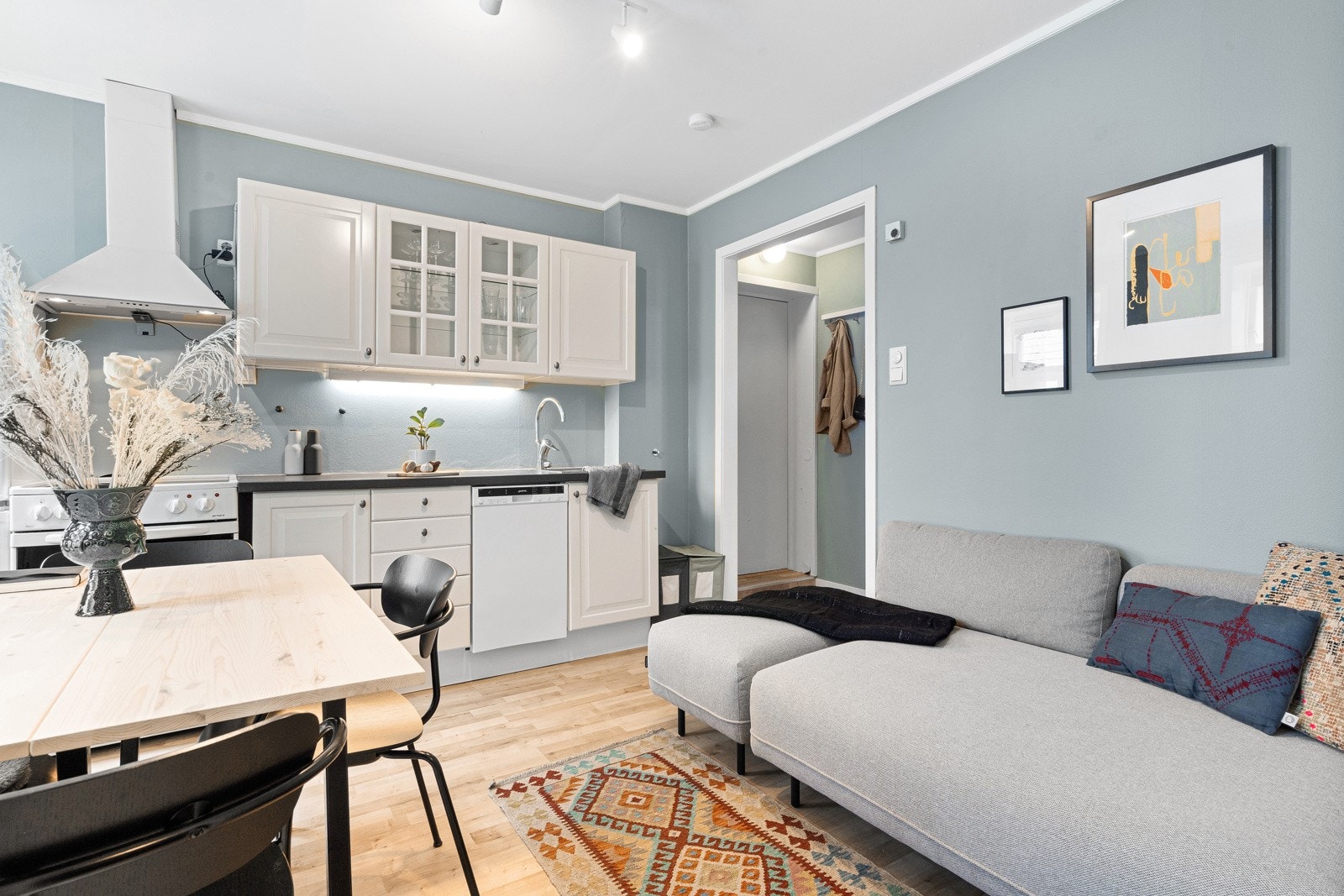 Stuen er leilighetens midtpunkt med gode møbleringsmuligheter og generøs takhøyde Galleribilde