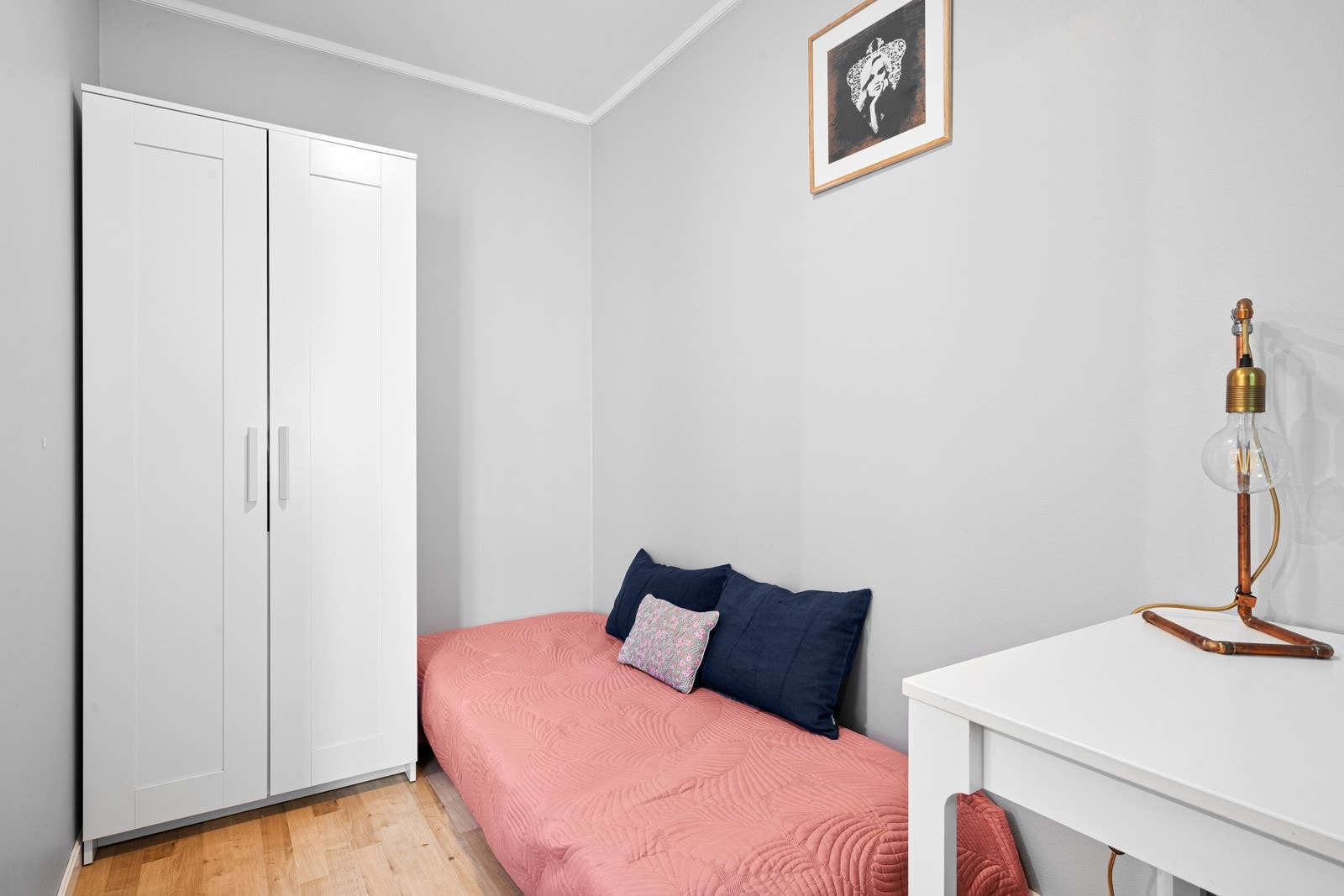 Soverom 2 er på 6 kvm og kan enkelt innredes som kontor eller gjesterom Galleribilde