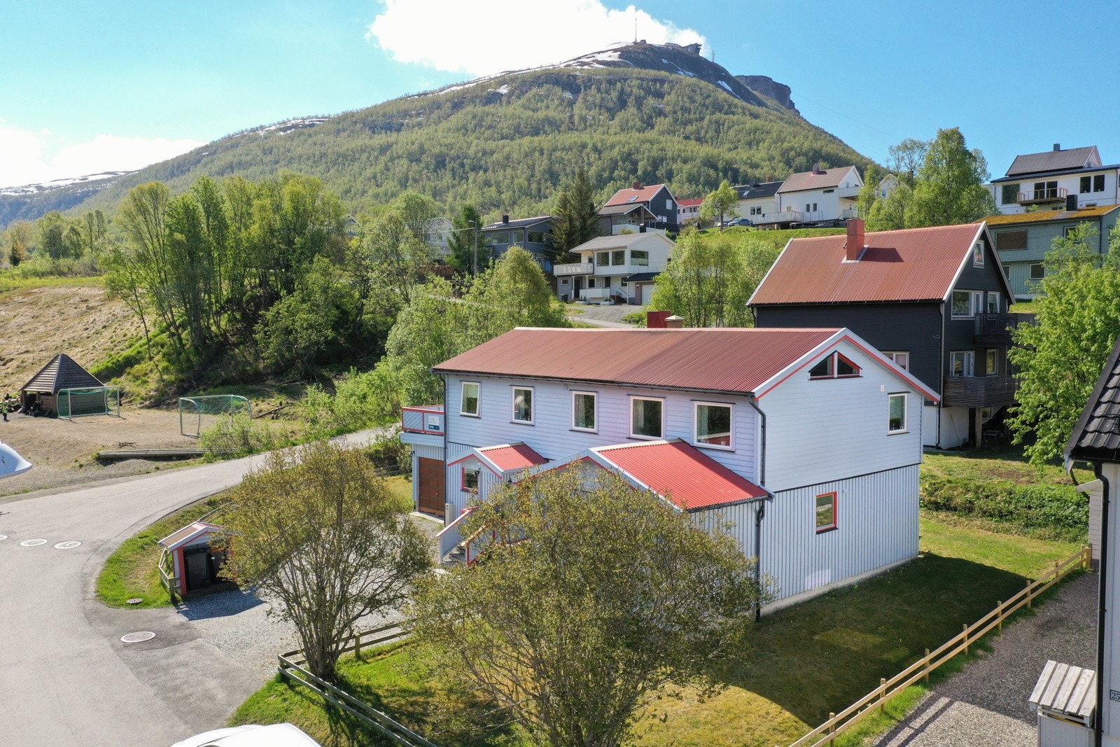 Boligen ligger sentralt i Tromsdalen og grenser til flotte friområder Galleribilde
