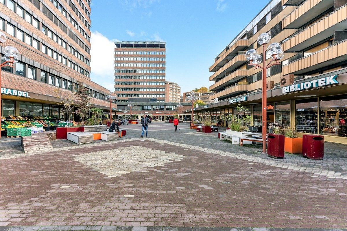 Tøyen torg. Kun 6 minutters gange hit, hvor du også har t-banestasjon. Galleribilde