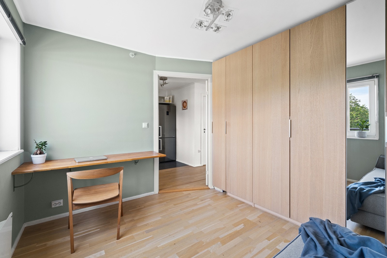 Det er bra med oppbevaringsplass i romslige garderobeskap på begge soverom. Galleribilde