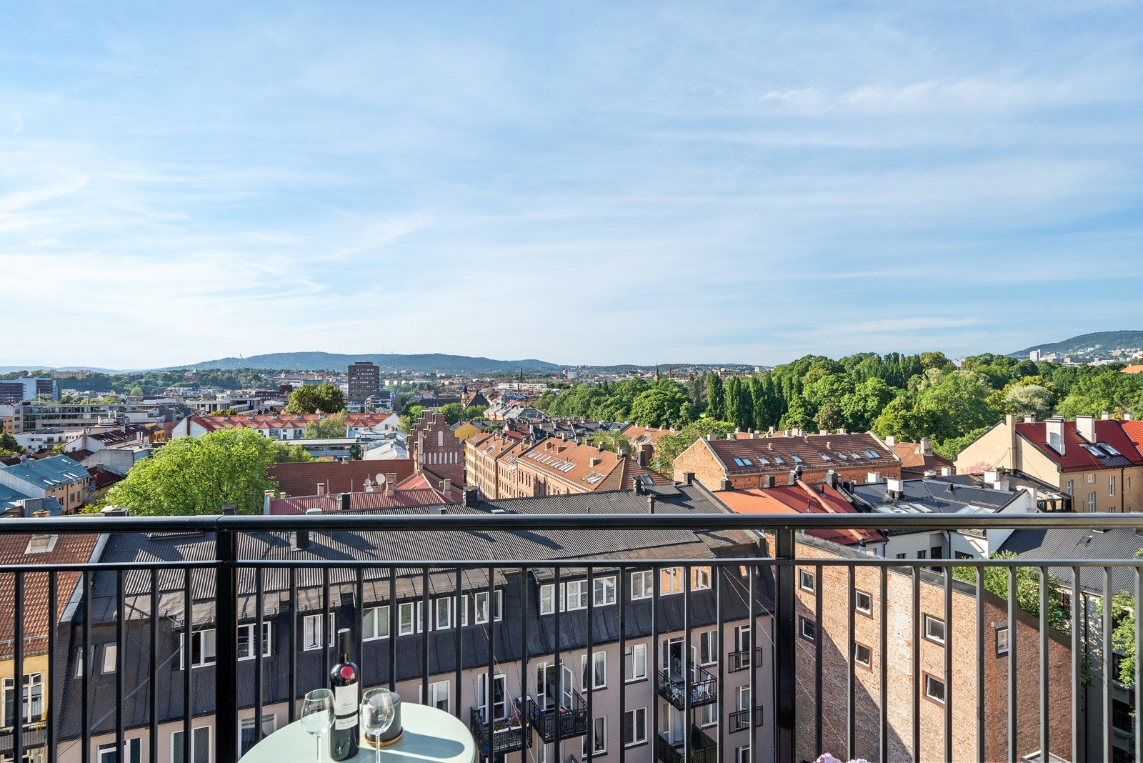 Flott utsikt over store deler av hovedstaden. Galleribilde