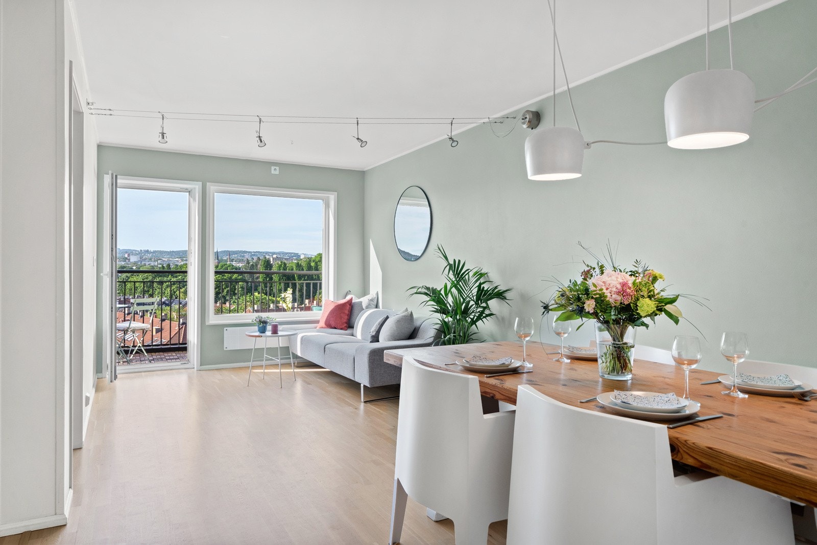 Stuen er et rektangulært rom med god plass til både sofa og spisebord. Galleribilde