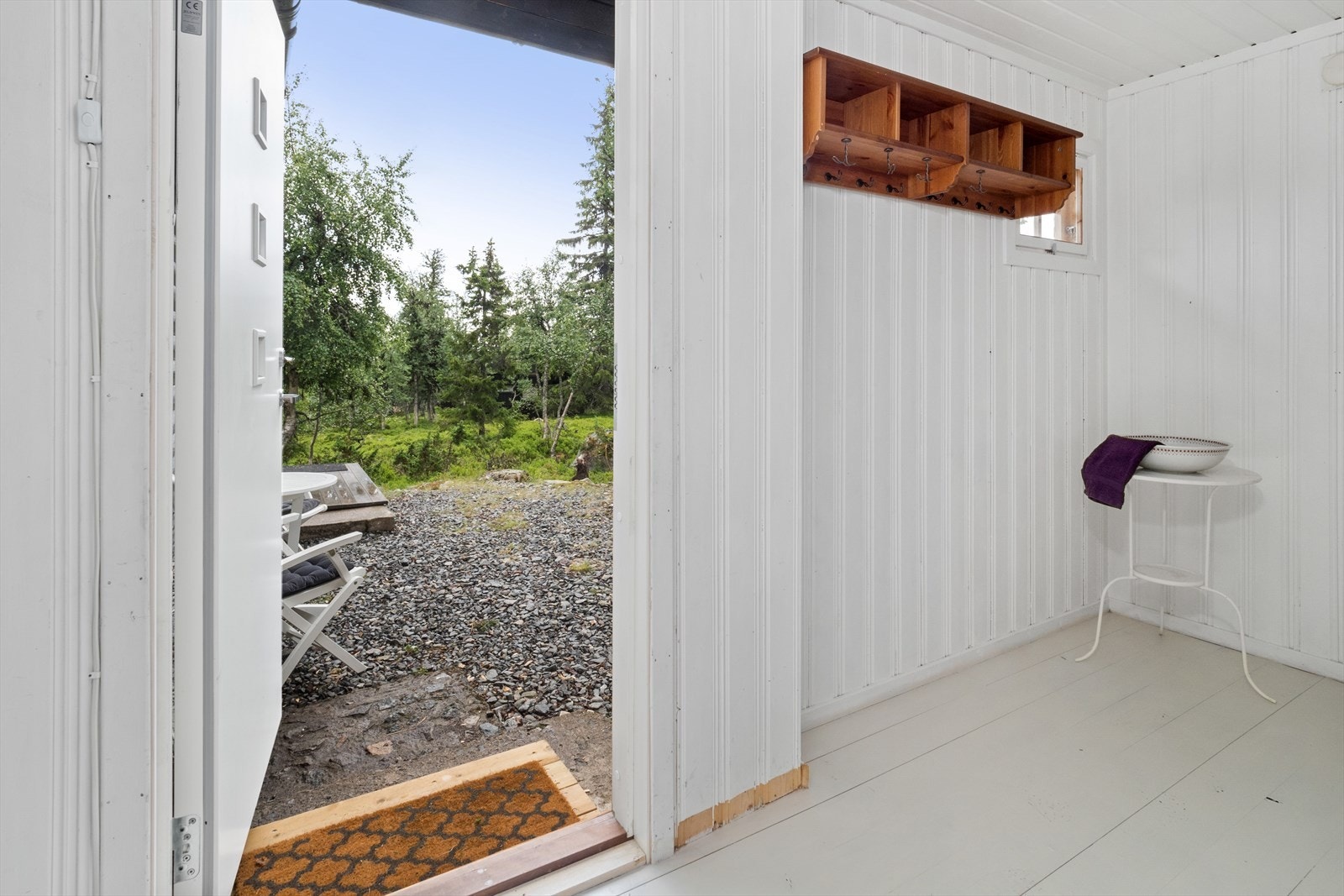 En romslig entrè med god plass til å henge fra seg yttertøy. Galleribilde