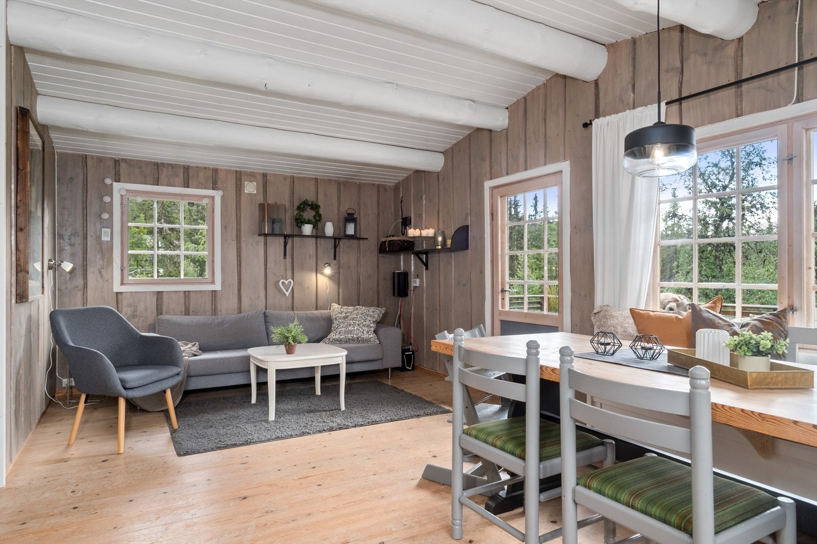 Fra stuen er også utgang til terrassen som blir en naturlig forlengelse av stuen på sommerstid. Galleribilde