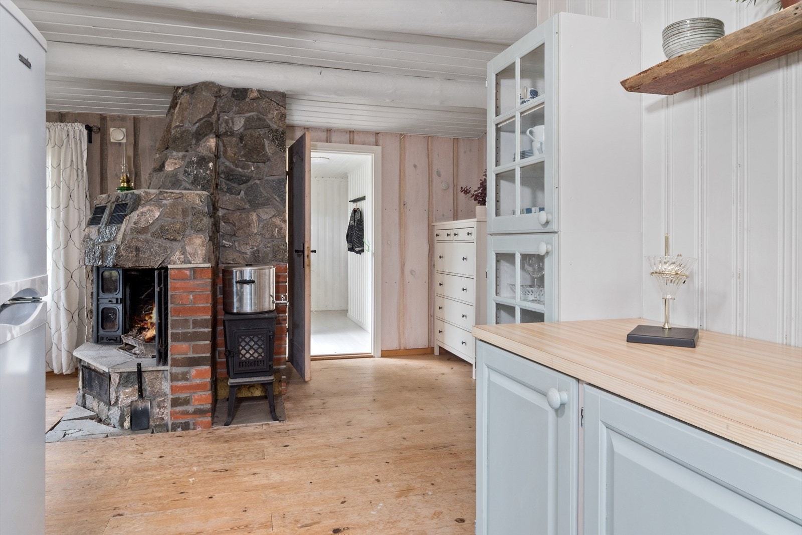 Kjøkkenet er i åpen løsning mot stuen. En flott samlingsplass! Galleribilde
