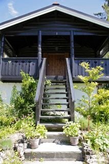 Hybelen er luftig og lys og ligger opp trappen i 2. etasje i "stabburet". Galleribilde