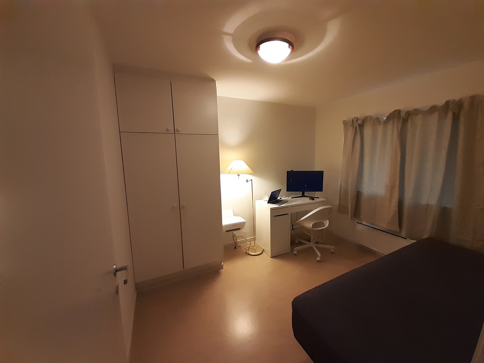 Bedroom - 2. This room is to be rented out. Note that the desk & chair is not included. Galleribilde
