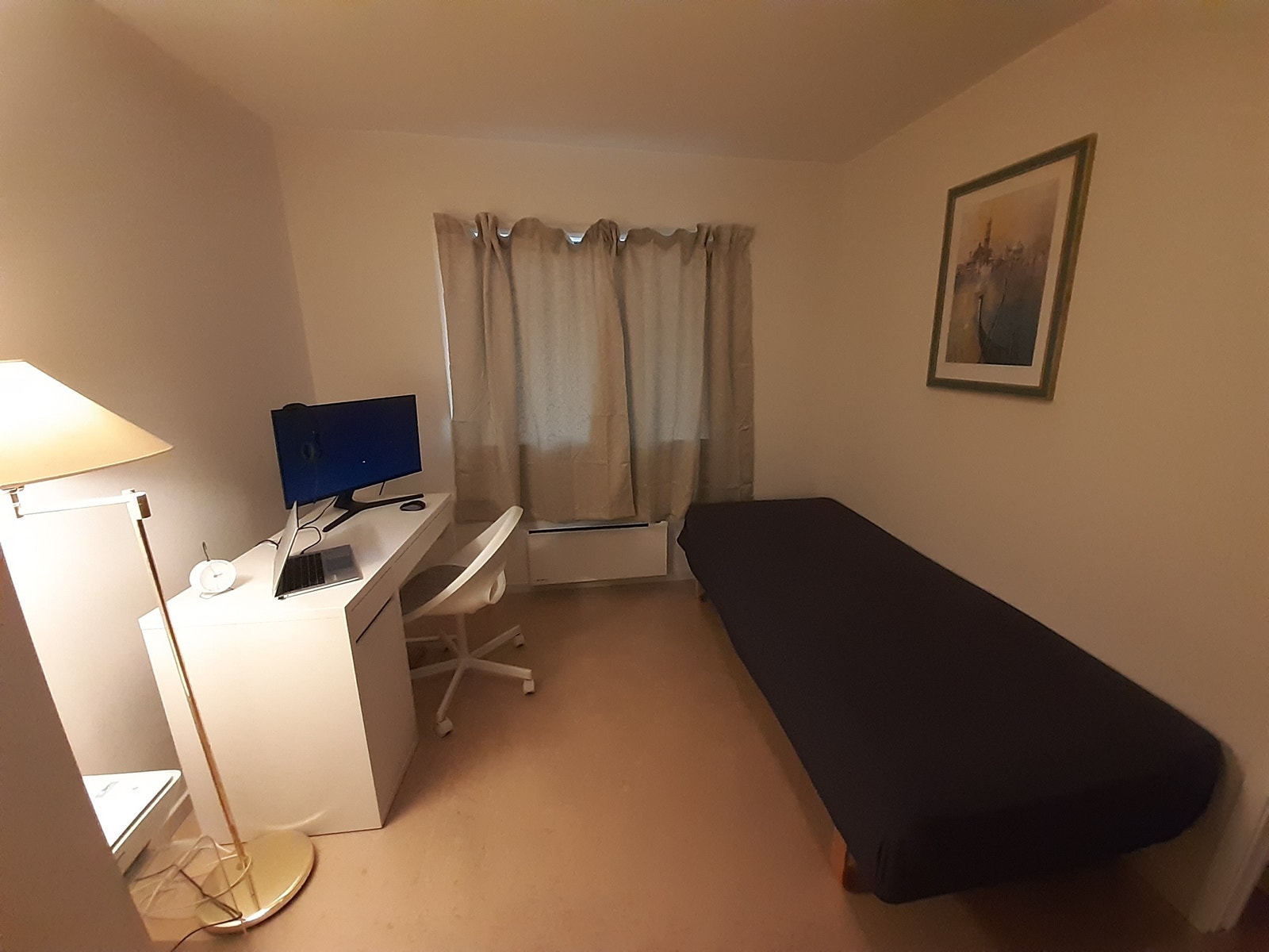 Bedroom - 2. This room is to be rented out. Note that the desk & chair is not included. Galleribilde