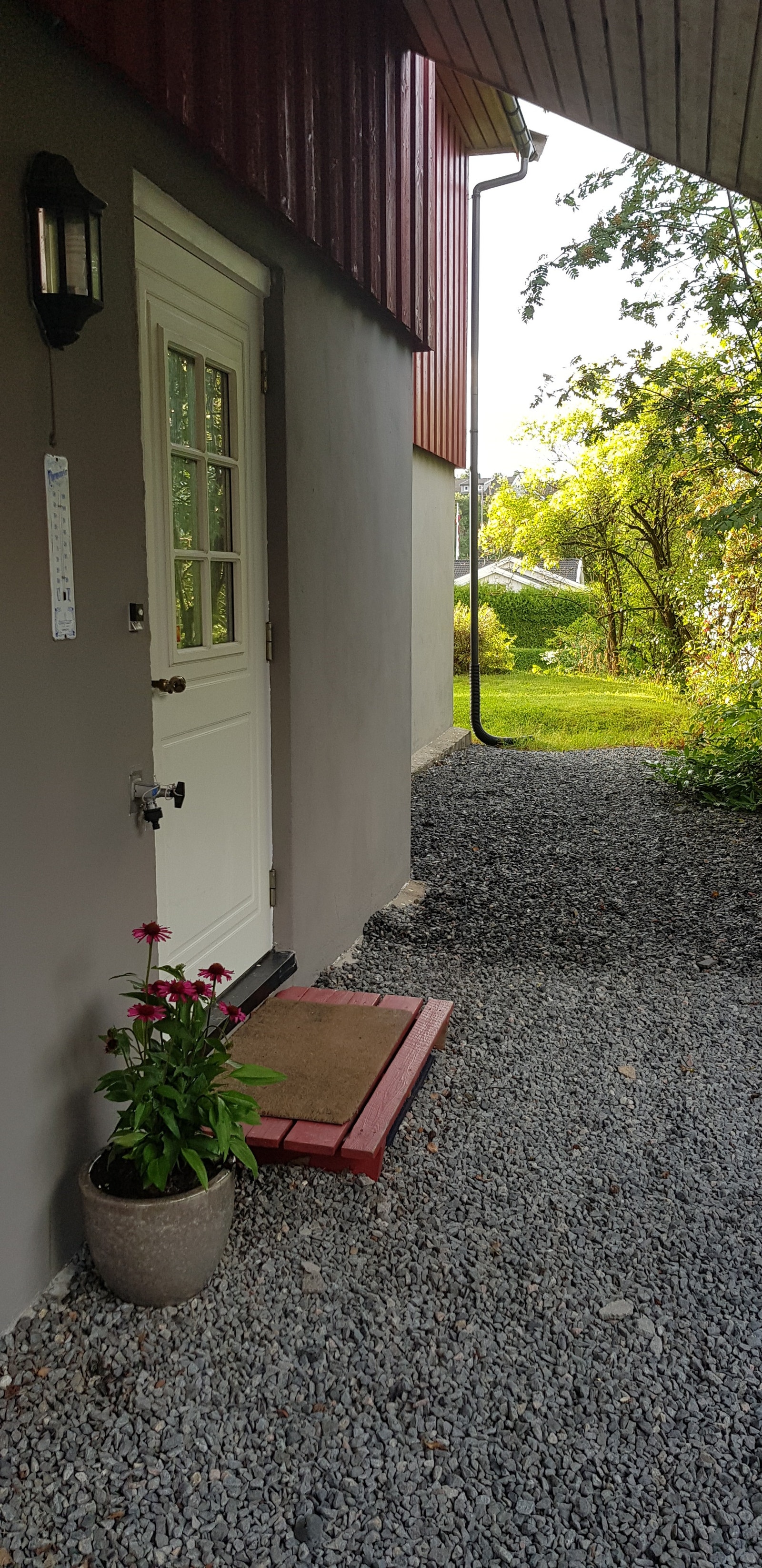 Inngangsparti som er beskyttet med overbygd Galleribilde